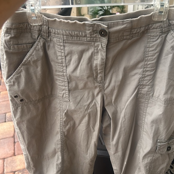 CHICOS CARGO PANTS SZ 2 M 12-14 Beige Tan Khaki Cropped Roll Cuff Button Fly EUC - Picture 12 of 17